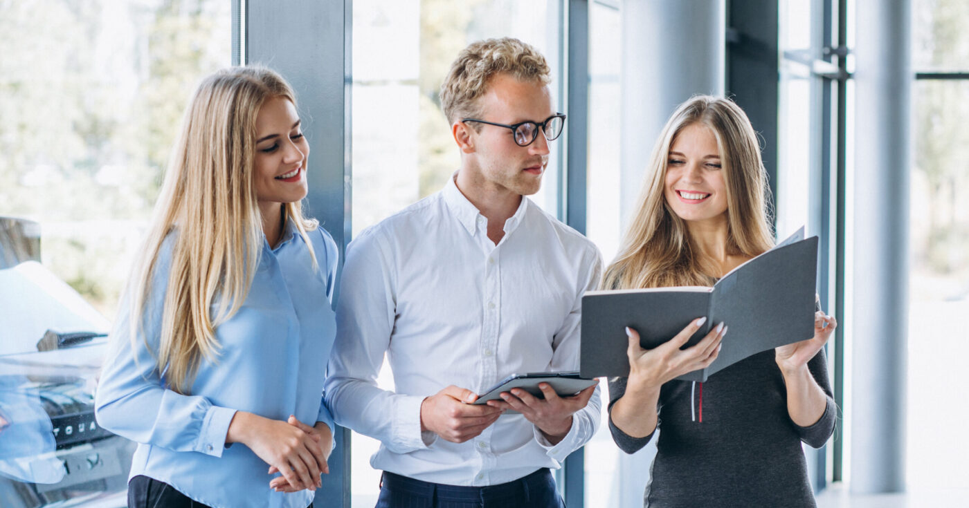 Ludzie podający sobie dłonie