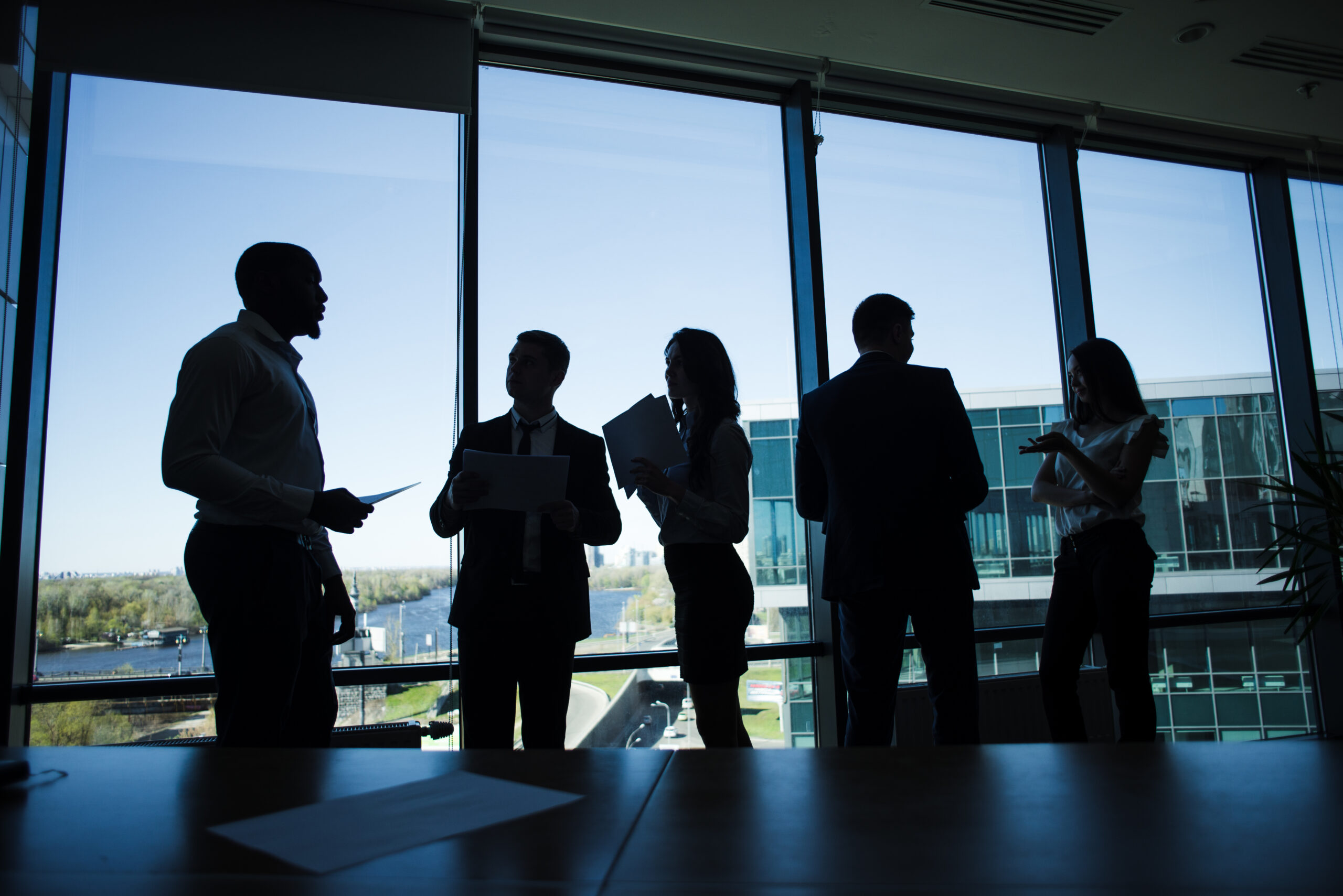 Ludzie podający sobie dłonie