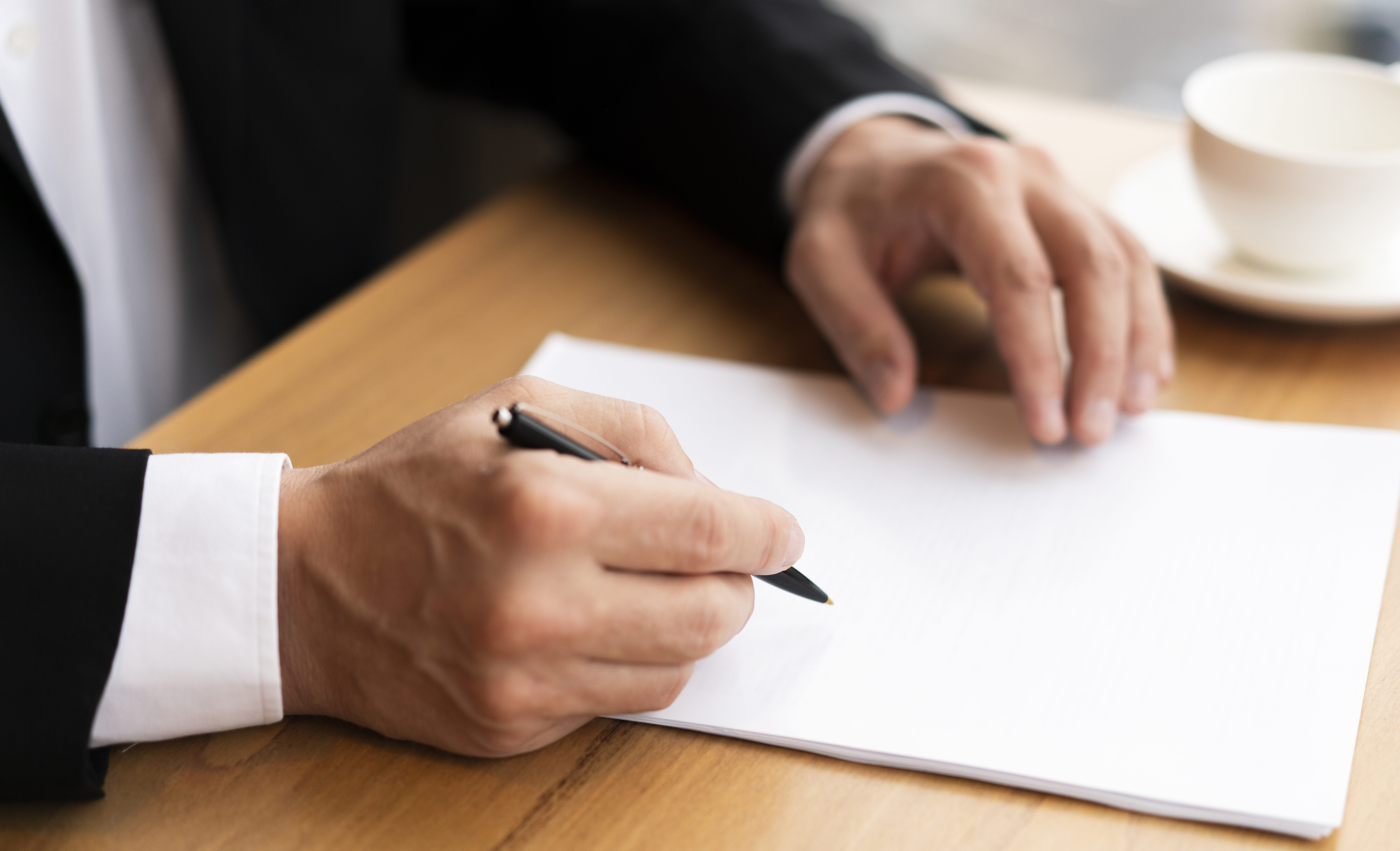 Ludzie podający sobie dłonie