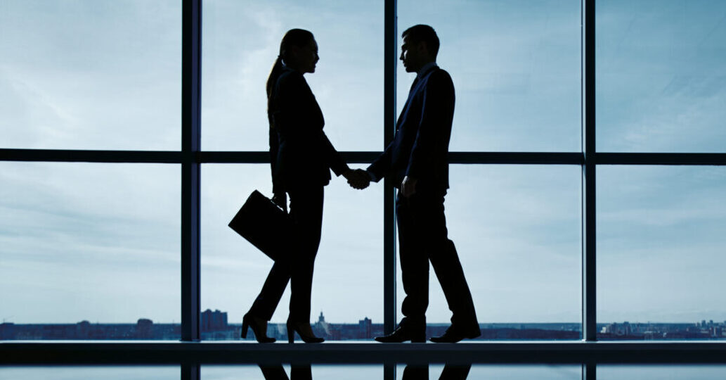 Ludzie podający sobie dłonie